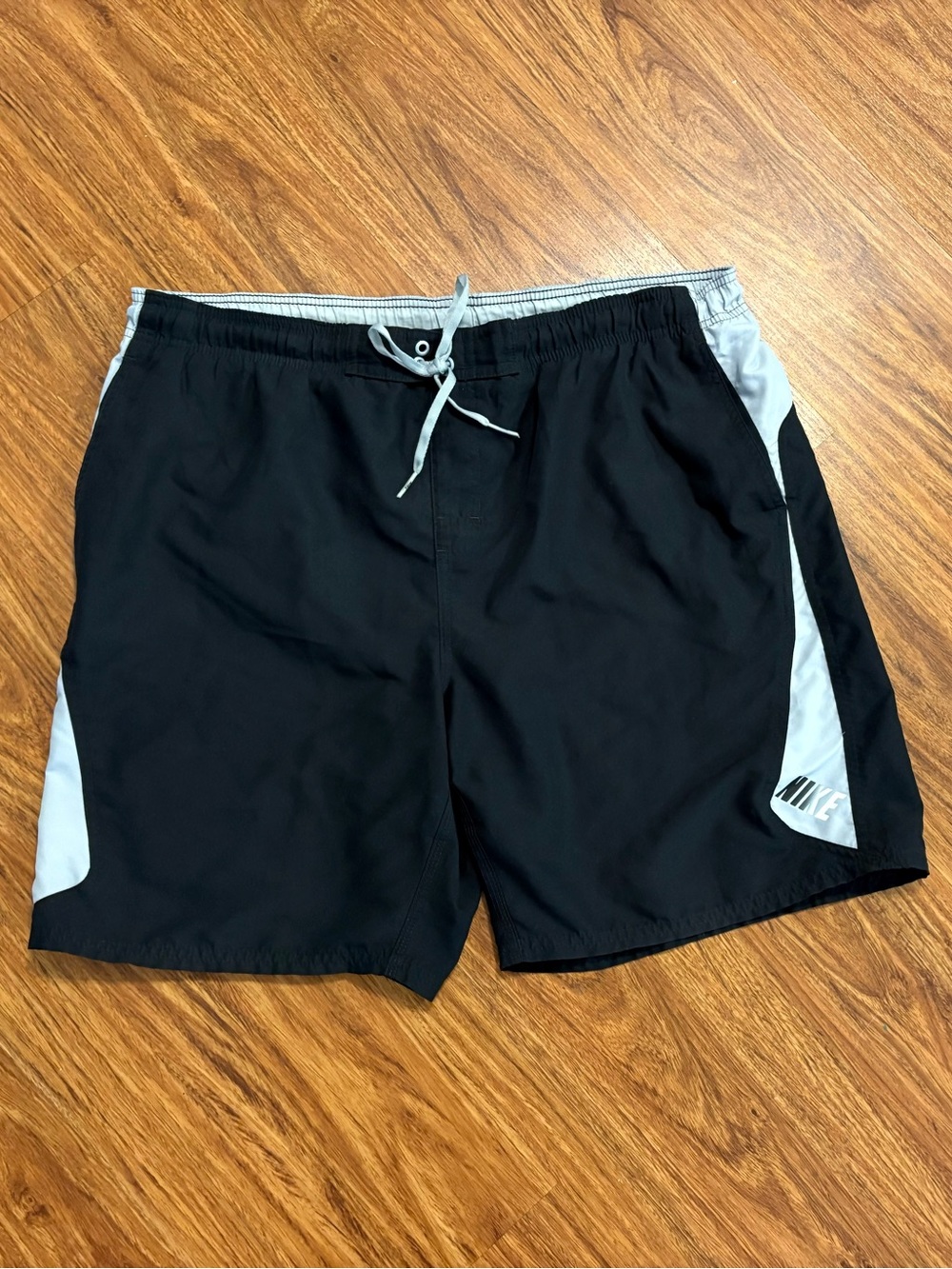 Nike Men’s Black/Gray Colorblock Logo Swim Trunks Elastic Drawstring Lined XL